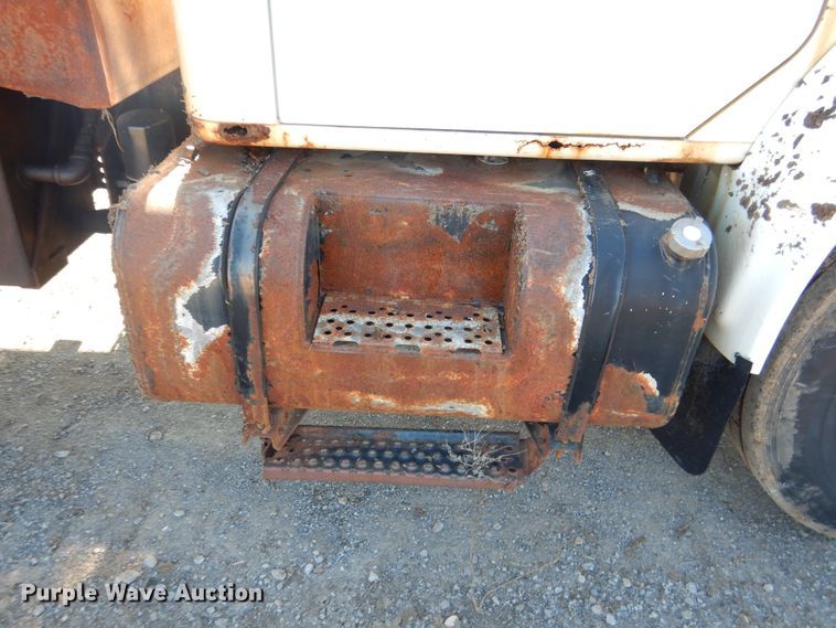 image for item DE4079 2001 International 4900 flatbed truck