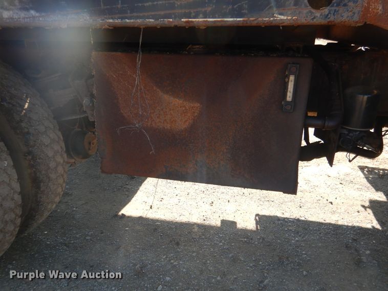 image for item DE4079 2001 International 4900 flatbed truck