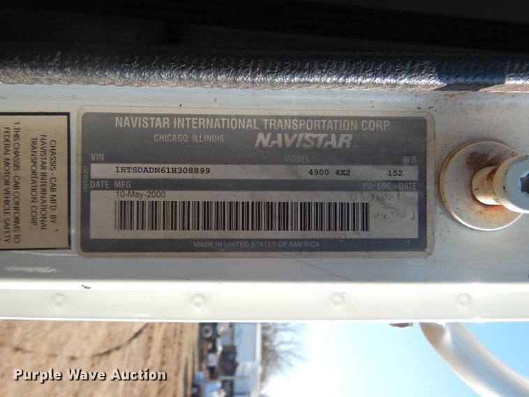 image for item DE4079 2001 International 4900 flatbed truck