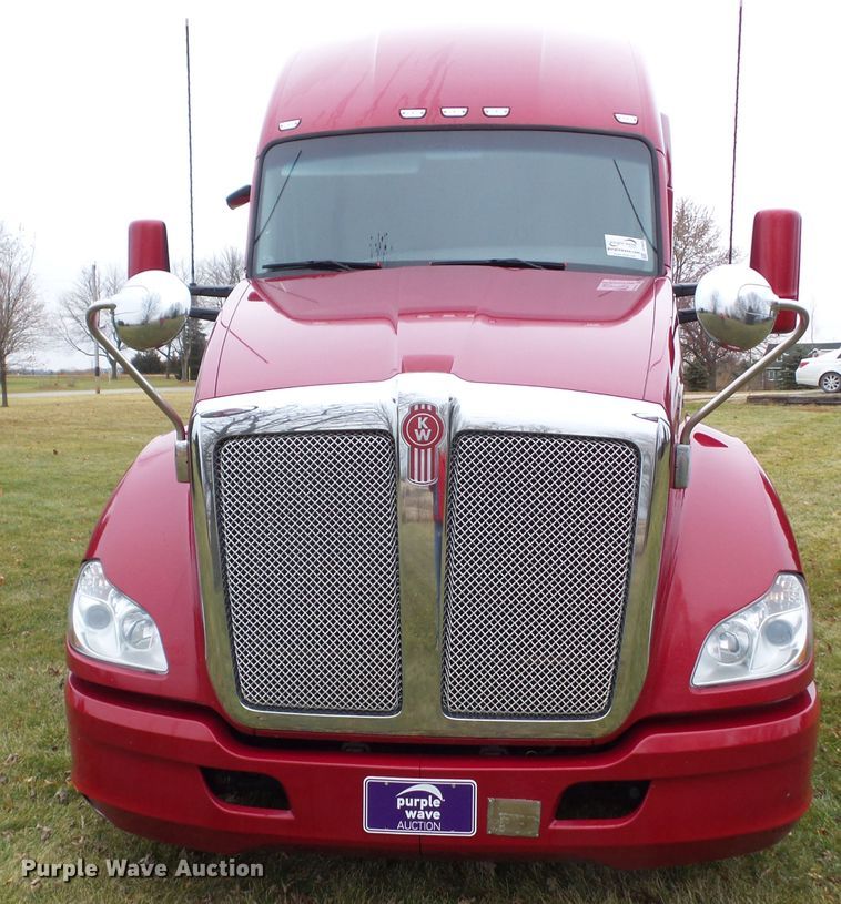 image for item DF0820 2015 Kenworth T680 semi truck