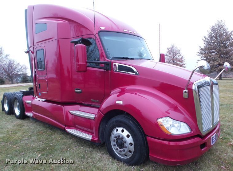 image for item DF0820 2015 Kenworth T680 semi truck
