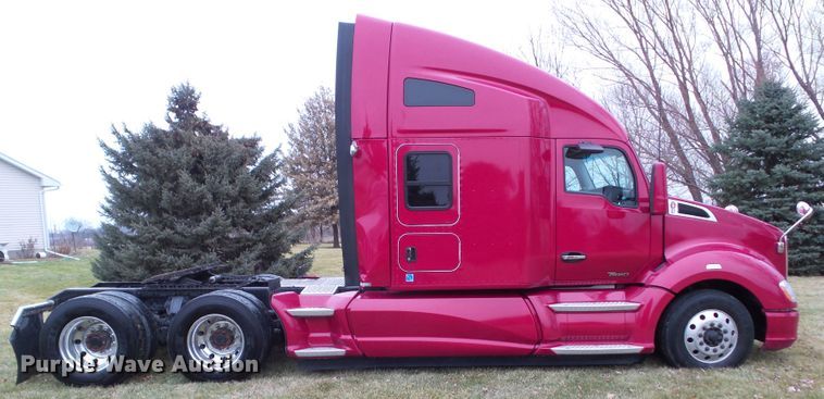 image for item DF0820 2015 Kenworth T680 semi truck