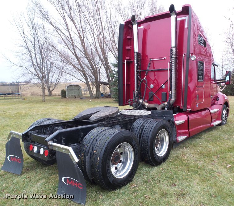 image for item DF0820 2015 Kenworth T680 semi truck