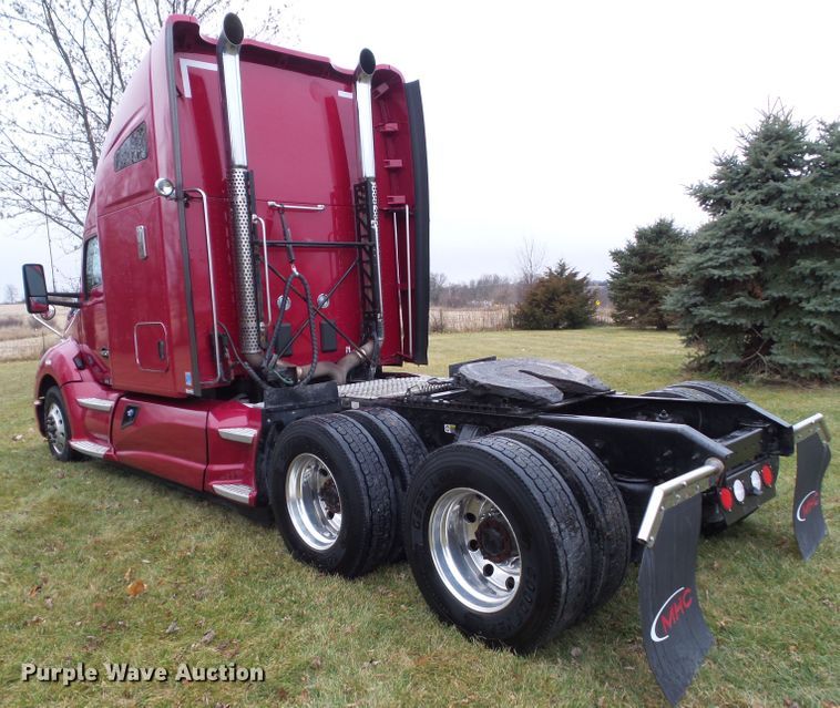 image for item DF0820 2015 Kenworth T680 semi truck