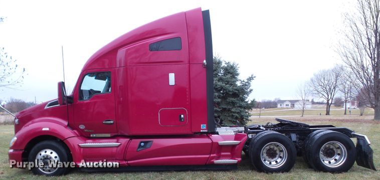 image for item DF0820 2015 Kenworth T680 semi truck