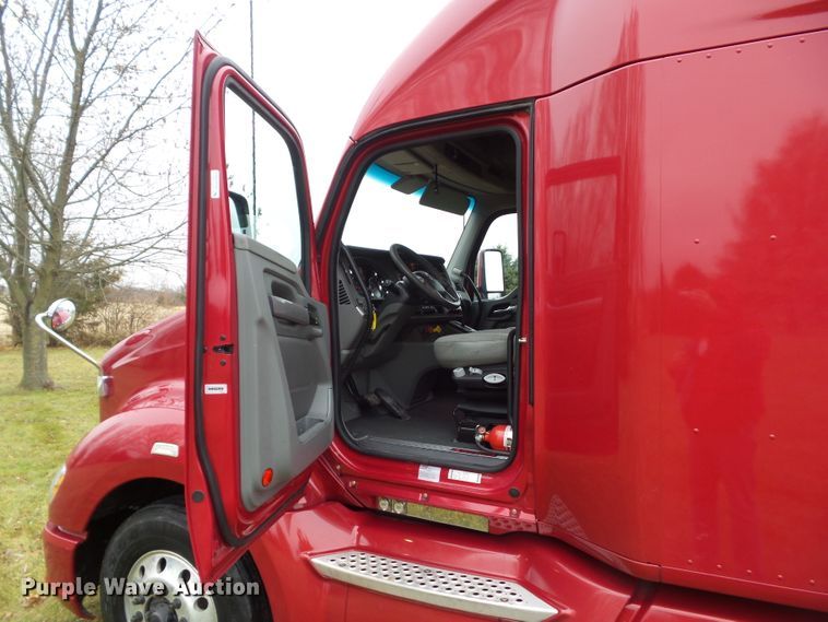 image for item DF0820 2015 Kenworth T680 semi truck
