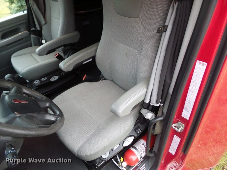 image for item DF0820 2015 Kenworth T680 semi truck