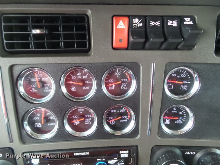 image for item DF0820 2015 Kenworth T680 semi truck