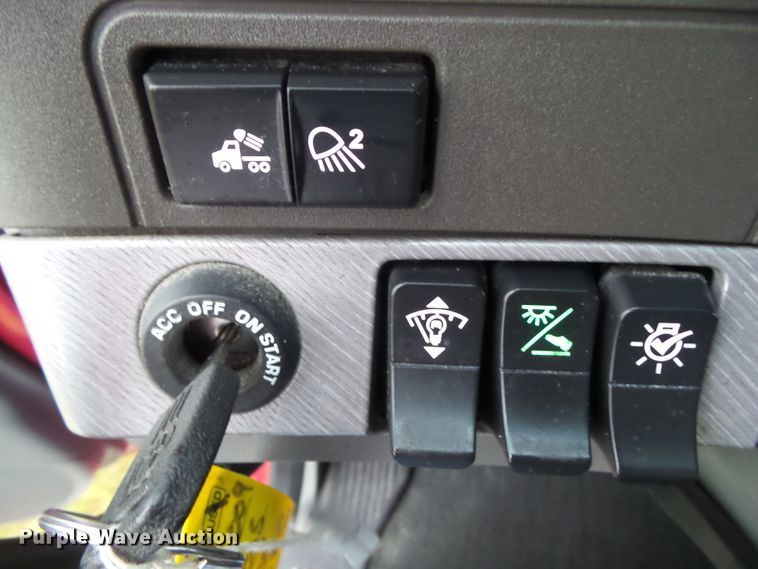 image for item DF0820 2015 Kenworth T680 semi truck