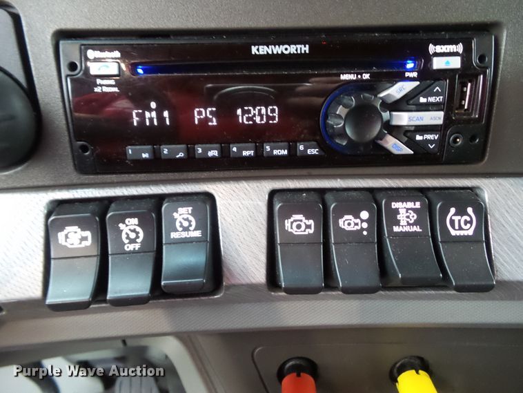 image for item DF0820 2015 Kenworth T680 semi truck