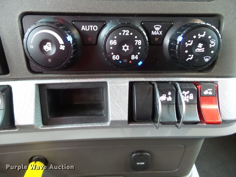 image for item DF0820 2015 Kenworth T680 semi truck