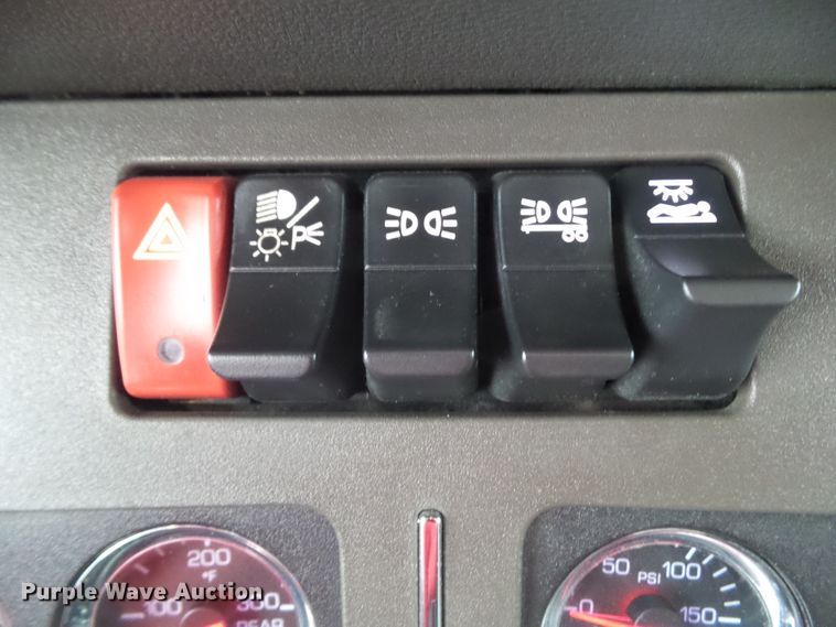 image for item DF0820 2015 Kenworth T680 semi truck