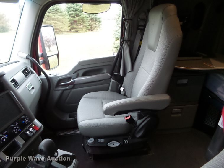 image for item DF0820 2015 Kenworth T680 semi truck