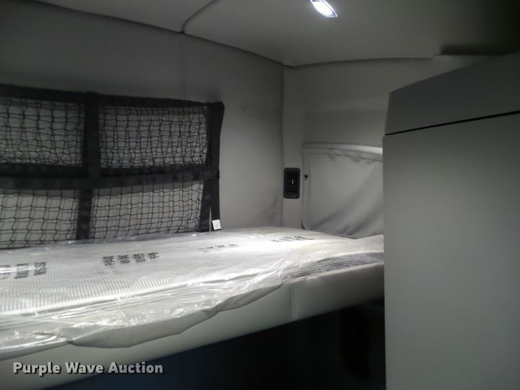 image for item DF0820 2015 Kenworth T680 semi truck