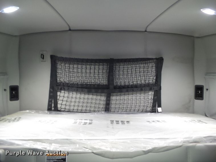 image for item DF0820 2015 Kenworth T680 semi truck