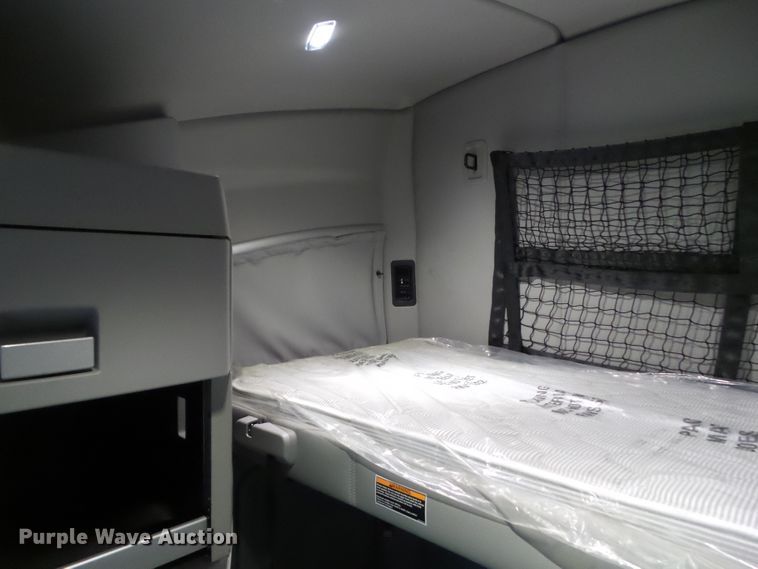 image for item DF0820 2015 Kenworth T680 semi truck