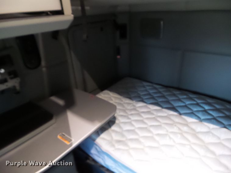 image for item DF0820 2015 Kenworth T680 semi truck