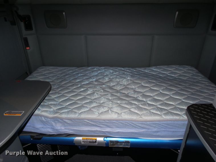 image for item DF0820 2015 Kenworth T680 semi truck