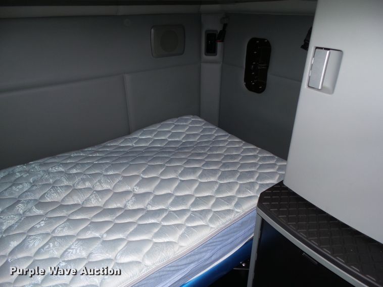 image for item DF0820 2015 Kenworth T680 semi truck