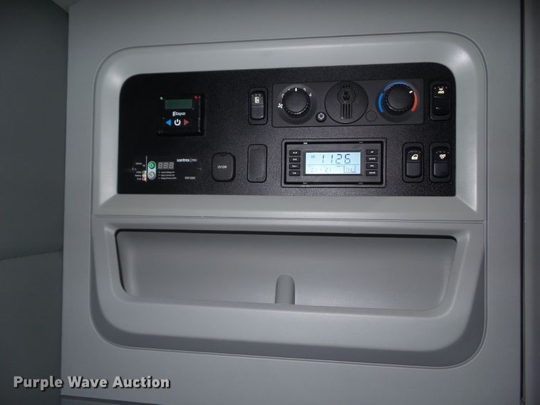 image for item DF0820 2015 Kenworth T680 semi truck