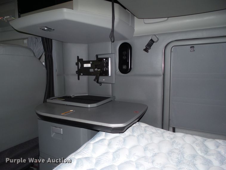 image for item DF0820 2015 Kenworth T680 semi truck