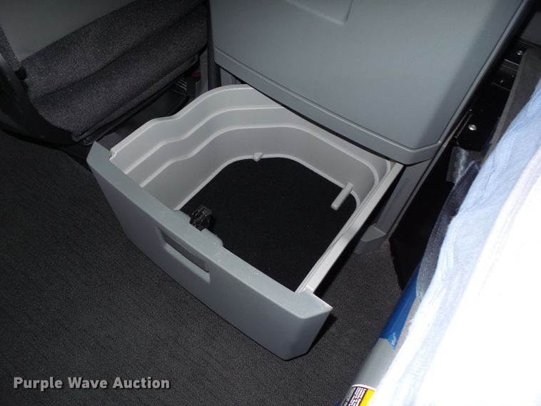 image for item DF0820 2015 Kenworth T680 semi truck