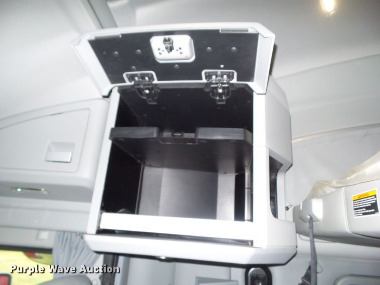 image for item DF0820 2015 Kenworth T680 semi truck