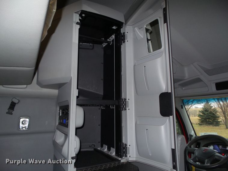 image for item DF0820 2015 Kenworth T680 semi truck