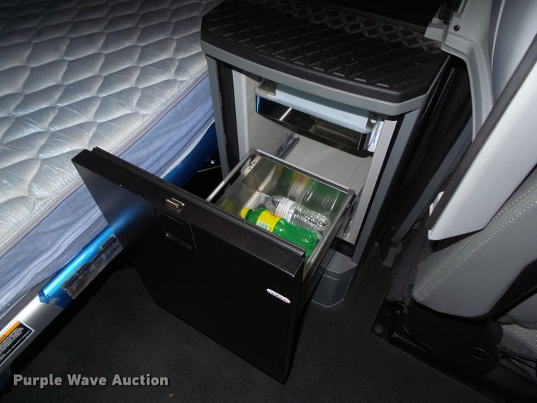 image for item DF0820 2015 Kenworth T680 semi truck