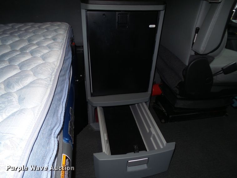 image for item DF0820 2015 Kenworth T680 semi truck