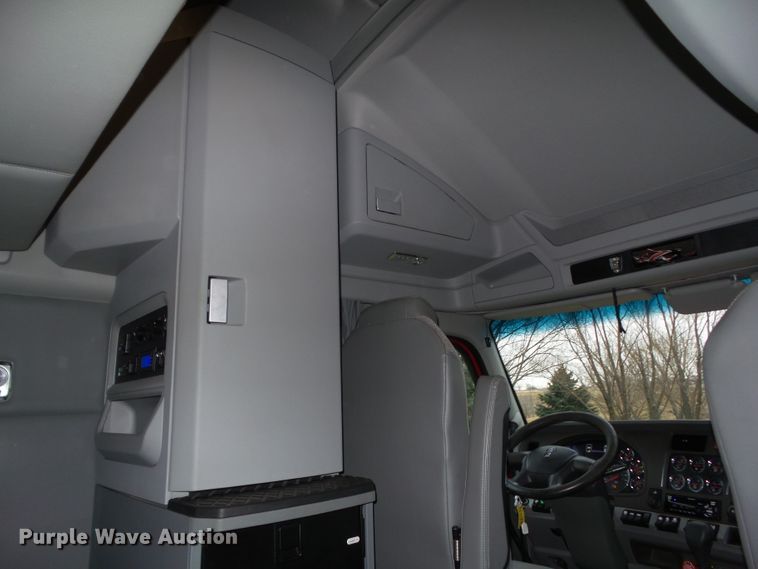 image for item DF0820 2015 Kenworth T680 semi truck