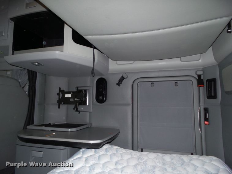 image for item DF0820 2015 Kenworth T680 semi truck