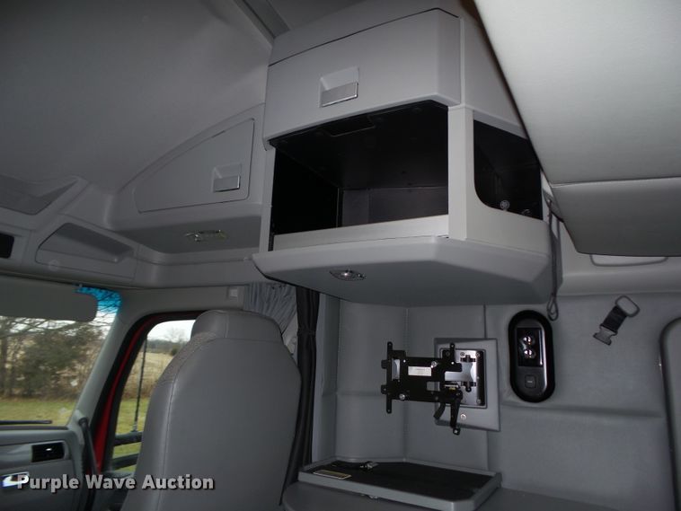 image for item DF0820 2015 Kenworth T680 semi truck