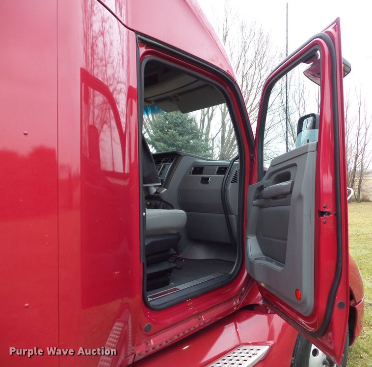 image for item DF0820 2015 Kenworth T680 semi truck