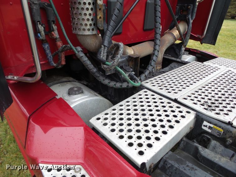 image for item DF0820 2015 Kenworth T680 semi truck