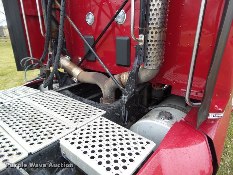 image for item DF0820 2015 Kenworth T680 semi truck