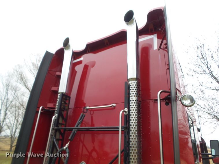 image for item DF0820 2015 Kenworth T680 semi truck