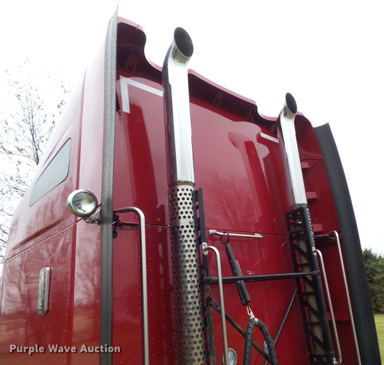 image for item DF0820 2015 Kenworth T680 semi truck