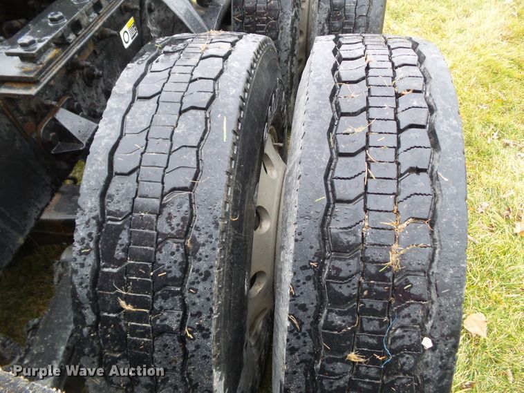 image for item DF0820 2015 Kenworth T680 semi truck