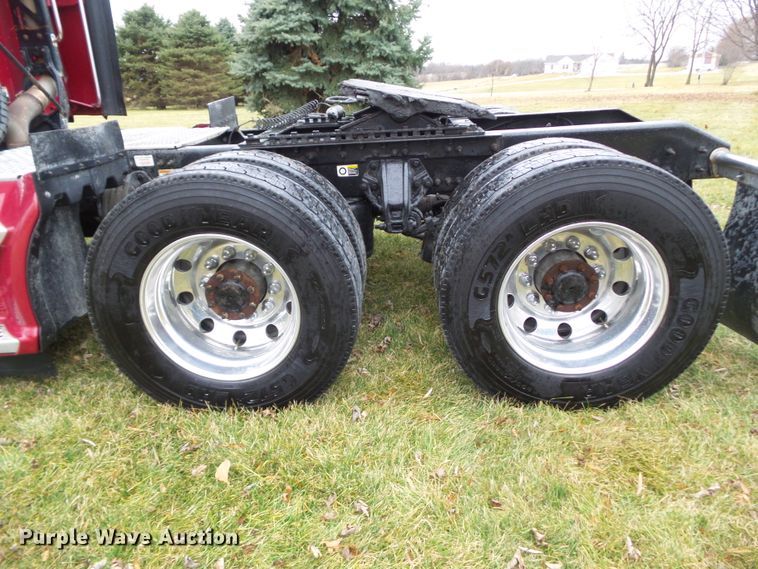 image for item DF0820 2015 Kenworth T680 semi truck