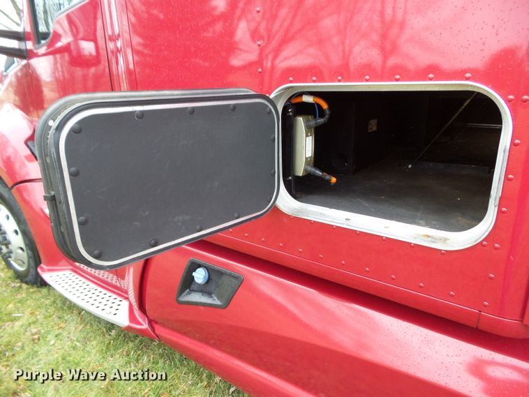 image for item DF0820 2015 Kenworth T680 semi truck