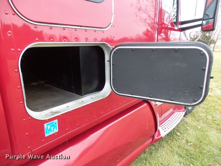 image for item DF0820 2015 Kenworth T680 semi truck