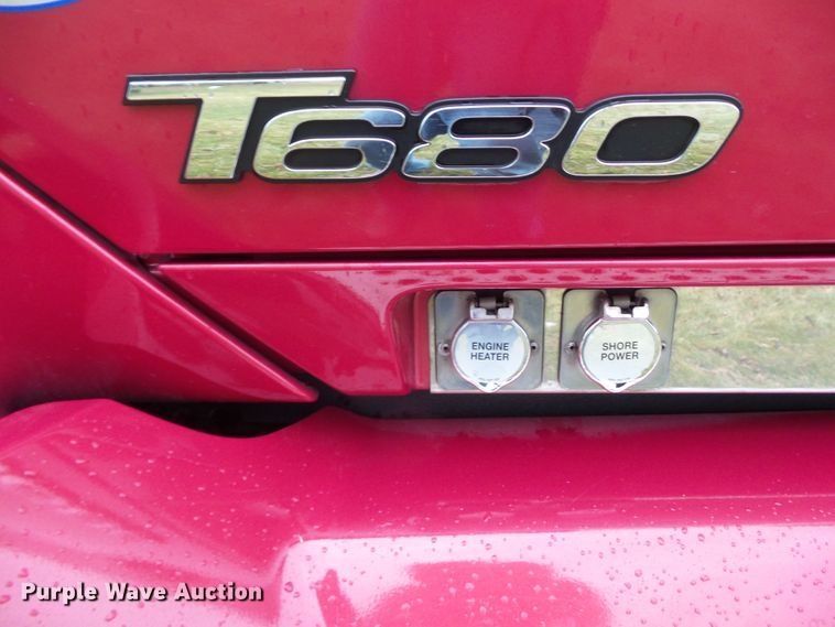 image for item DF0820 2015 Kenworth T680 semi truck