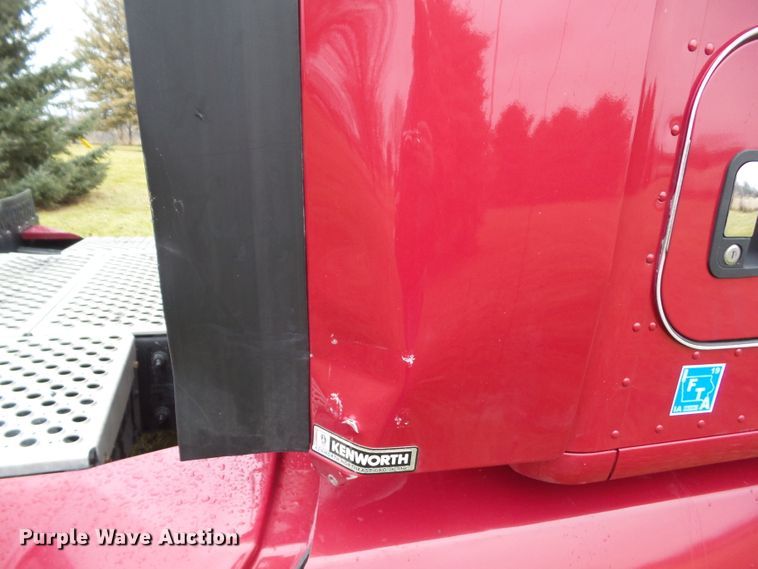 image for item DF0820 2015 Kenworth T680 semi truck