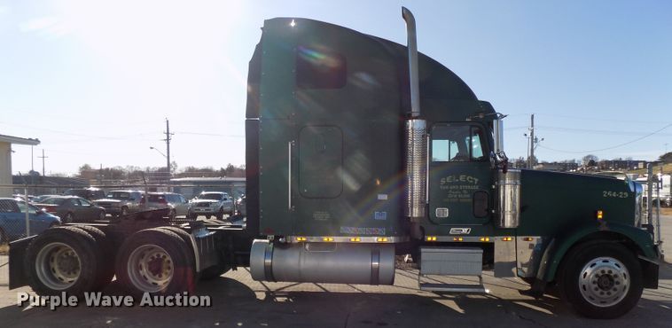 image for item DG2482 2000 Freightliner Classic XL FLD120 semi truck