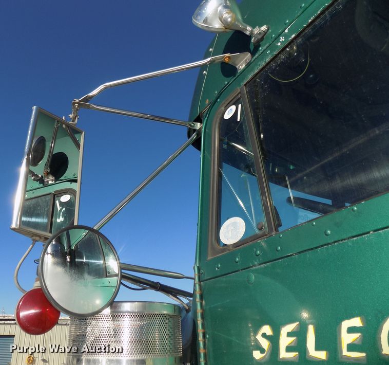 image for item DG2482 2000 Freightliner Classic XL FLD120 semi truck