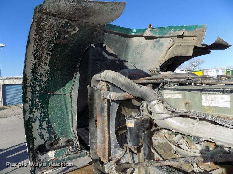 image for item DG2482 2000 Freightliner Classic XL FLD120 semi truck