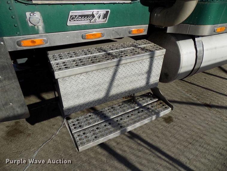 image for item DG2482 2000 Freightliner Classic XL FLD120 semi truck