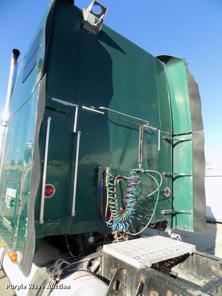 image for item DG2482 2000 Freightliner Classic XL FLD120 semi truck