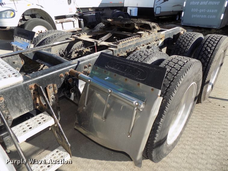 image for item DG2482 2000 Freightliner Classic XL FLD120 semi truck